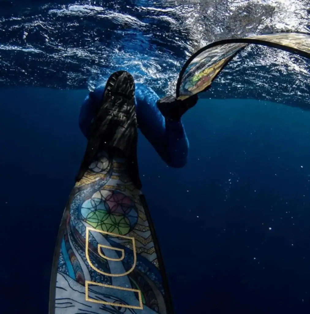 diver-carbon-fiber-long-blade-fins-sharks-action-5.png