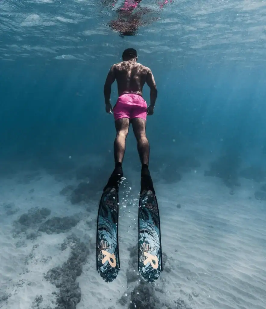 diver-carbon-fiber-long-blade-fins-sharks-action-7.png