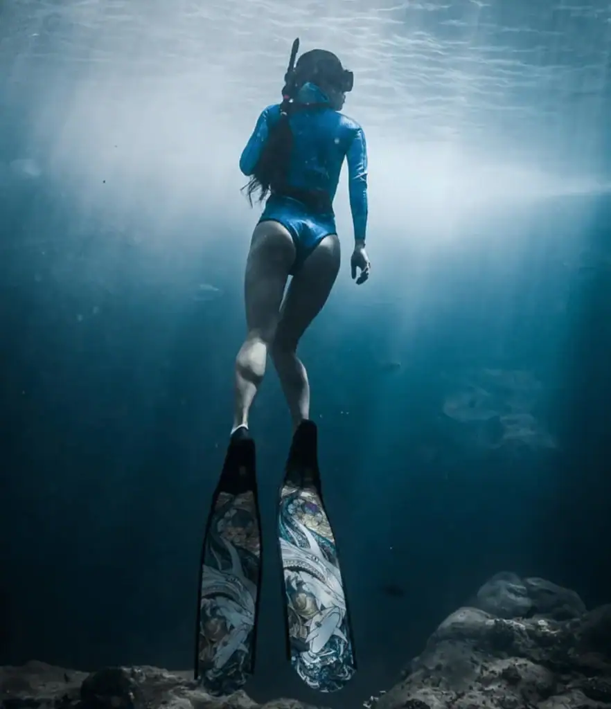 diver-carbon-fiber-long-blade-fins-sharks-action-8.png