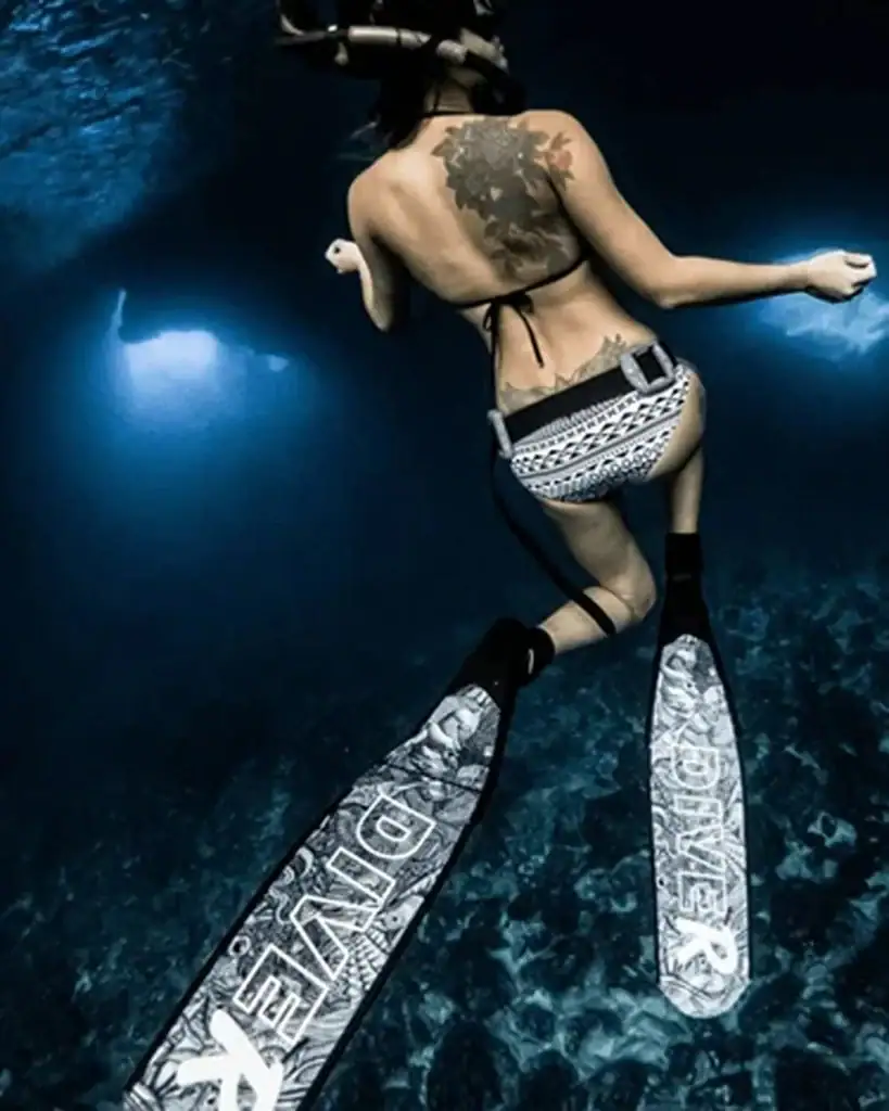 diver-reef-life-black-white-by-naomi-gittoes-free-diving-fin-blades-1583808.jpg
